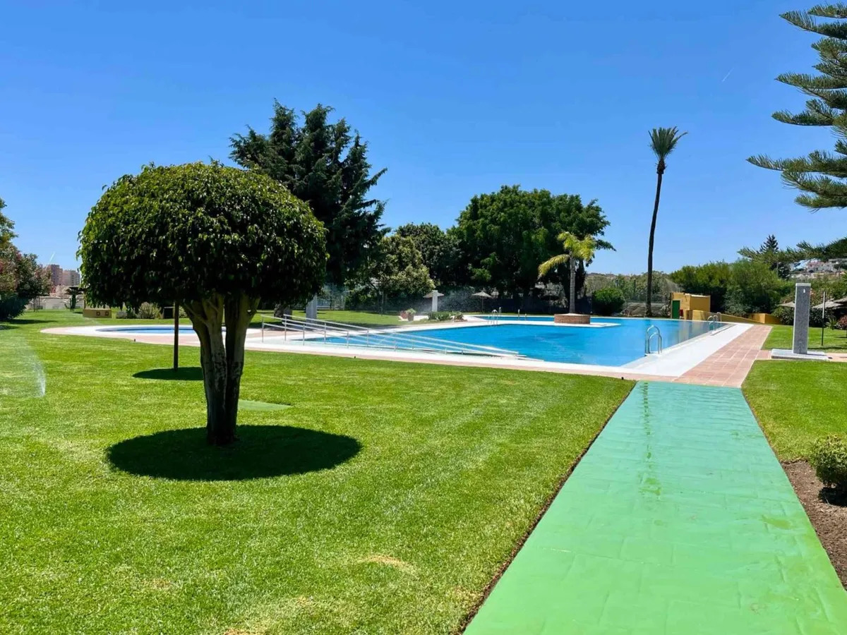 Pitkä kausi. Kaunis remontoitu ateljee vuokrattavana merinäköaloilla La Colinassa (Torremolinos)
