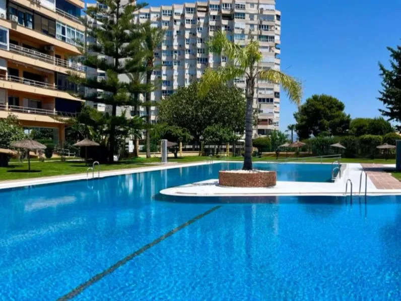Pitkä kausi. Kaunis remontoitu ateljee vuokrattavana merinäköaloilla La Colinassa (Torremolinos)