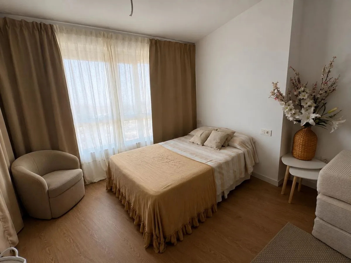 Pitkä kausi. Kaunis remontoitu ateljee vuokrattavana merinäköaloilla La Colinassa (Torremolinos)