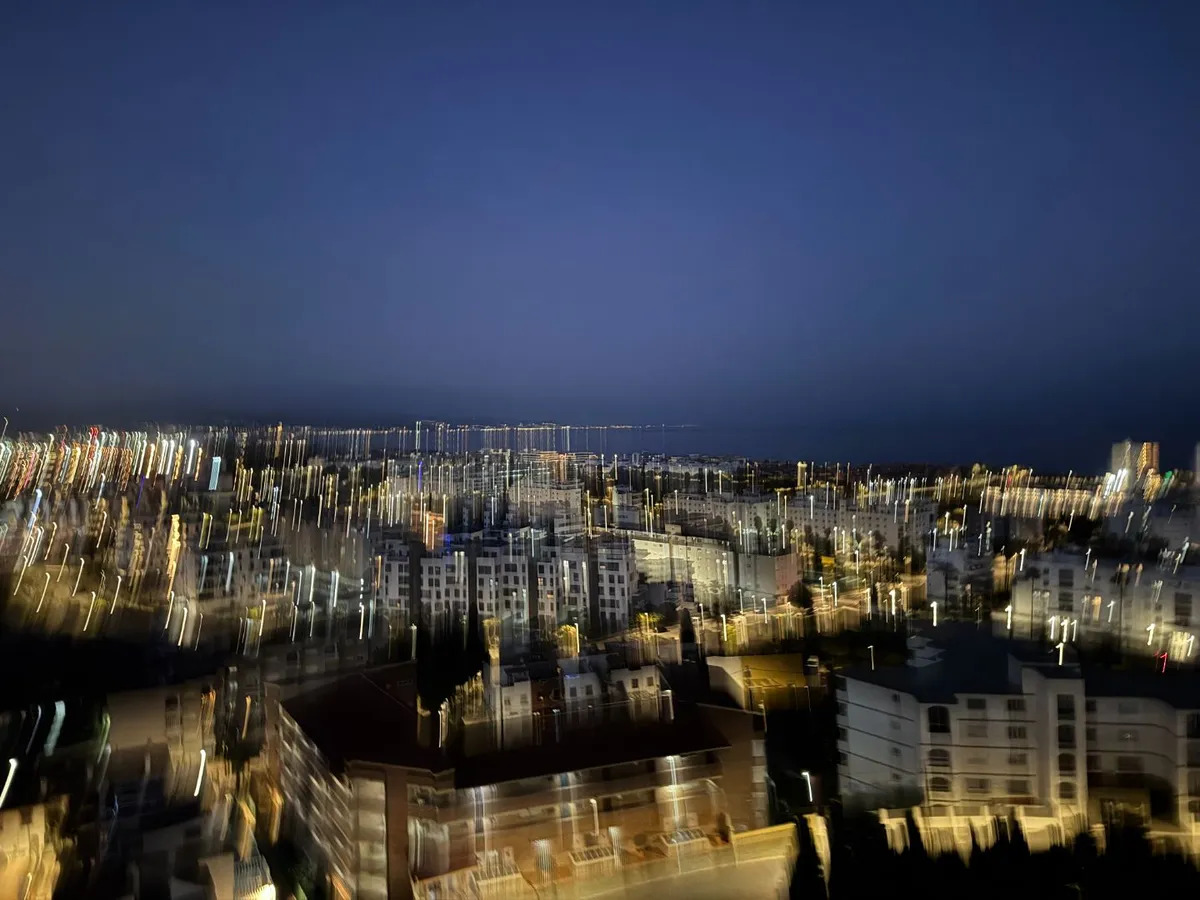 Pitkä kausi. Kaunis remontoitu ateljee vuokrattavana merinäköaloilla La Colinassa (Torremolinos)