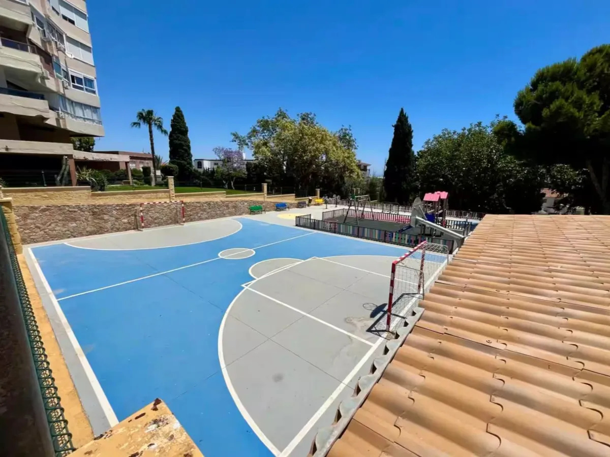 Pitkä kausi. Kaunis remontoitu ateljee vuokrattavana merinäköaloilla La Colinassa (Torremolinos)