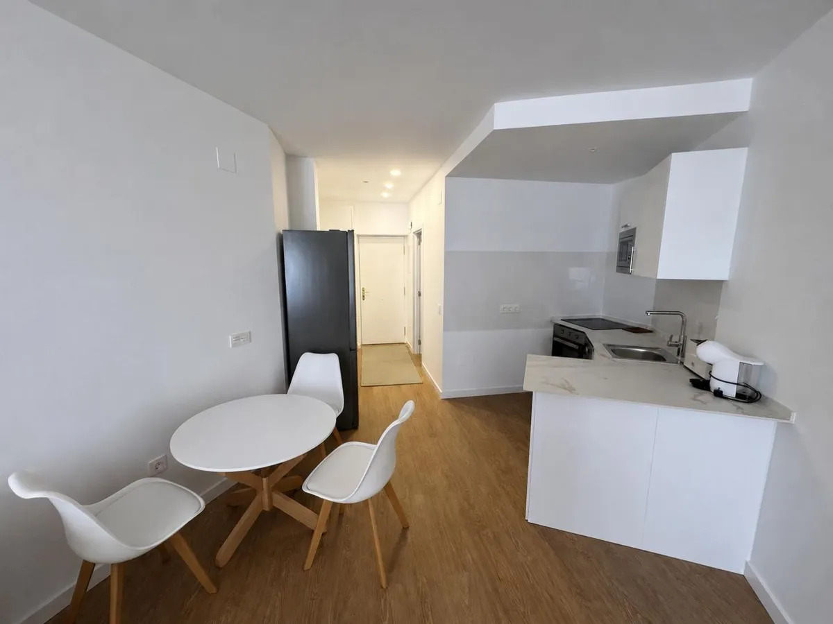 Pitkä kausi. Kaunis remontoitu ateljee vuokrattavana merinäköaloilla La Colinassa (Torremolinos)