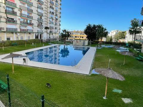 Larga temporada . Se alquila bonito estudio en Benalmádena cerca de la playa.