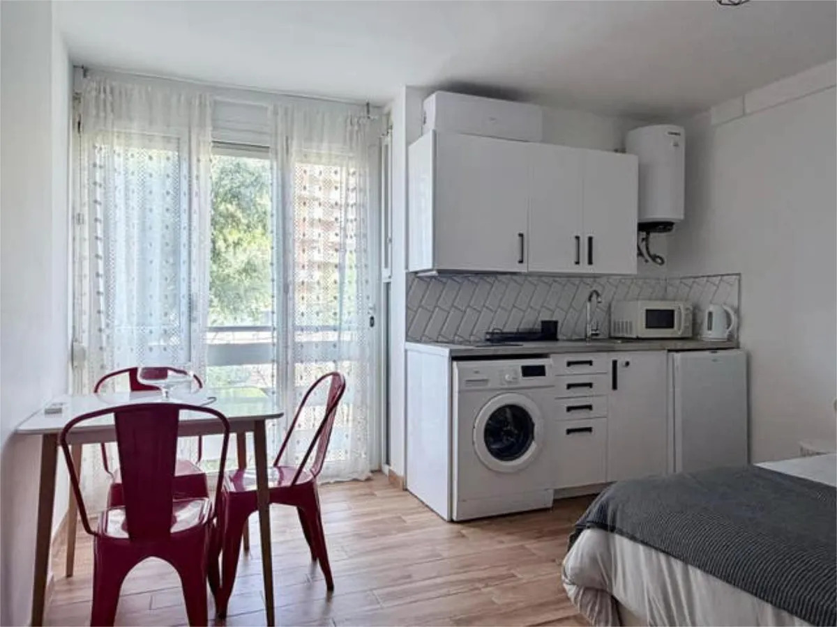 Larga temporada . Se alquila bonito estudio en Benalmádena cerca de la playa.