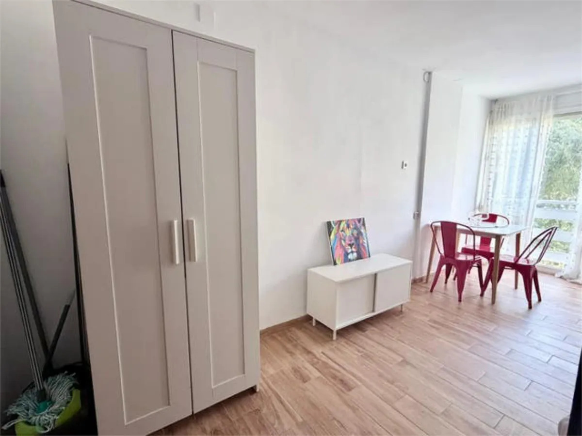 Media Temporada  . Se alquila bonito estudio  desde 1.9.26-30.6.27  en Benalmádena cerca de la playa.