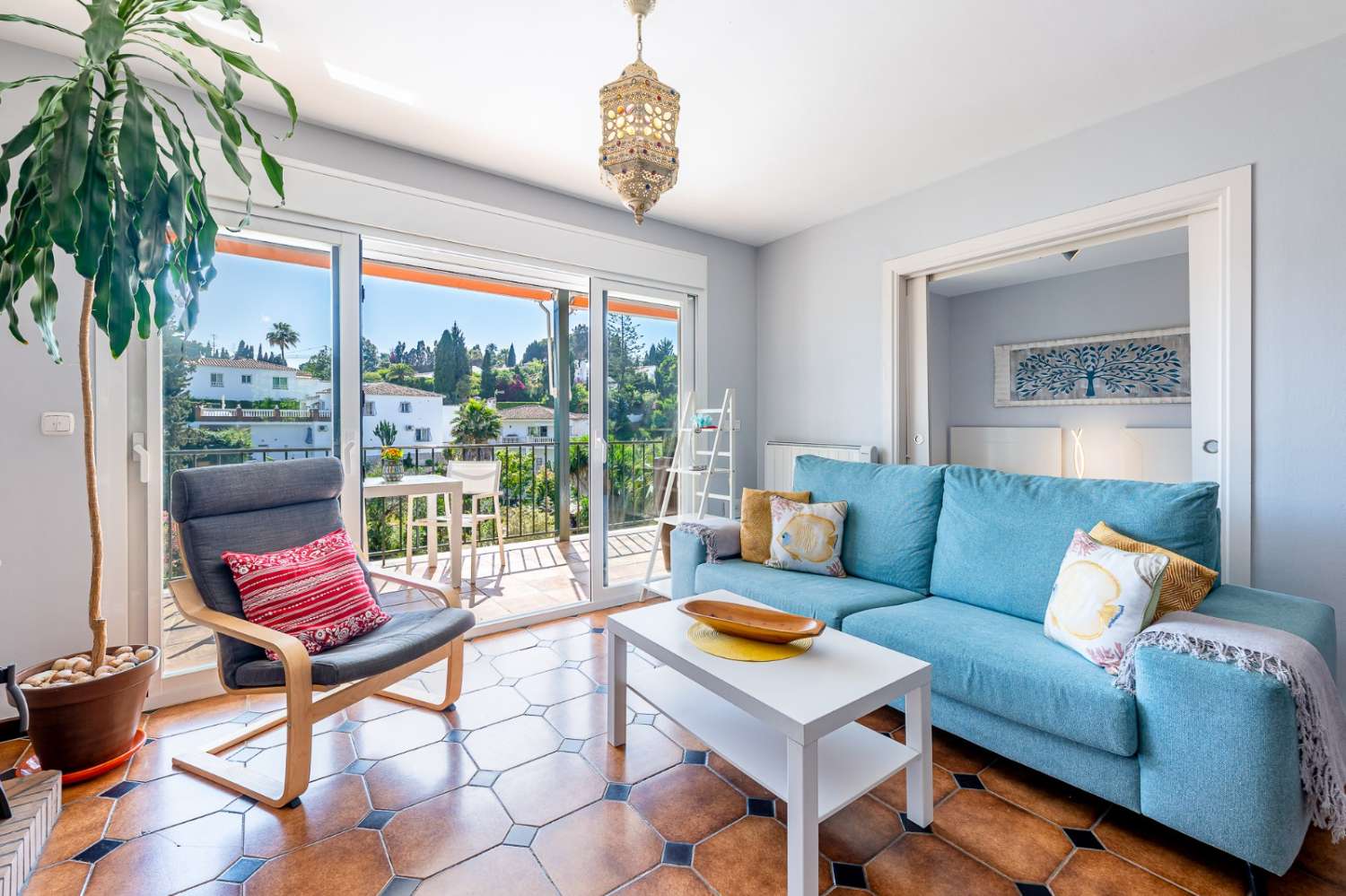 LOCATION À LONG TERME À PARTIR DU 15.10.26 BEL APPARTEMENT AU BORD DE LA MER DANS LE QUARTIER DE CHAPARRAL (MIJAS COSTA)