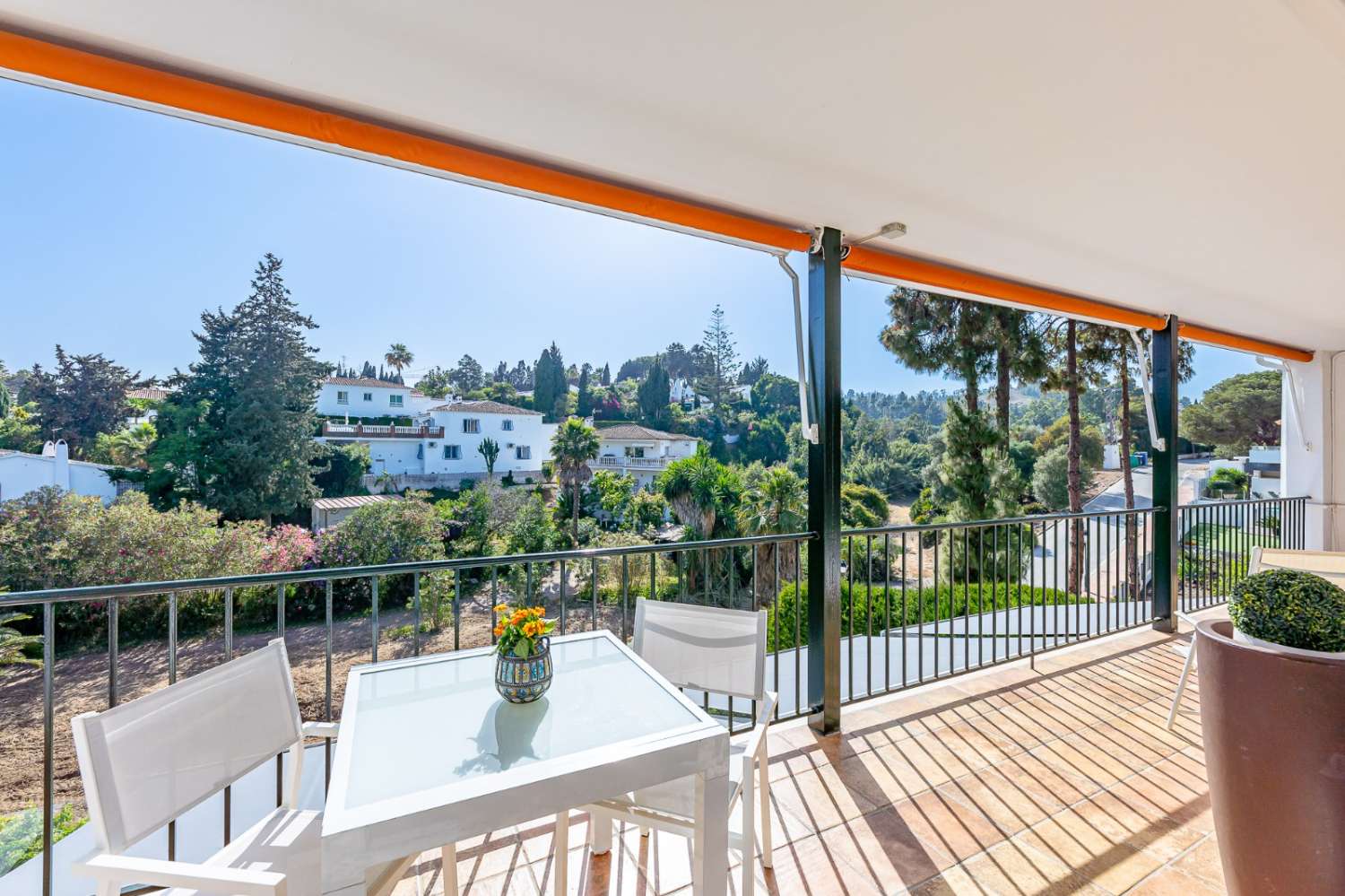 LOCATION À LONG TERME À PARTIR DU 15.10.26 BEL APPARTEMENT AU BORD DE LA MER DANS LE QUARTIER DE CHAPARRAL (MIJAS COSTA)
