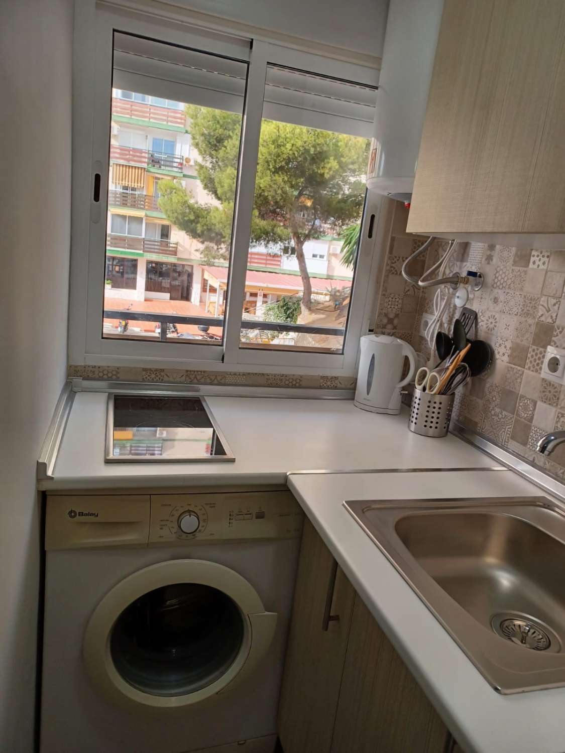 À LOUER DU 1.9.26 AU 15.6.27 BEL APPARTEMENT À 100 MÈTRES DE LA PLAGE À BENALMADENA