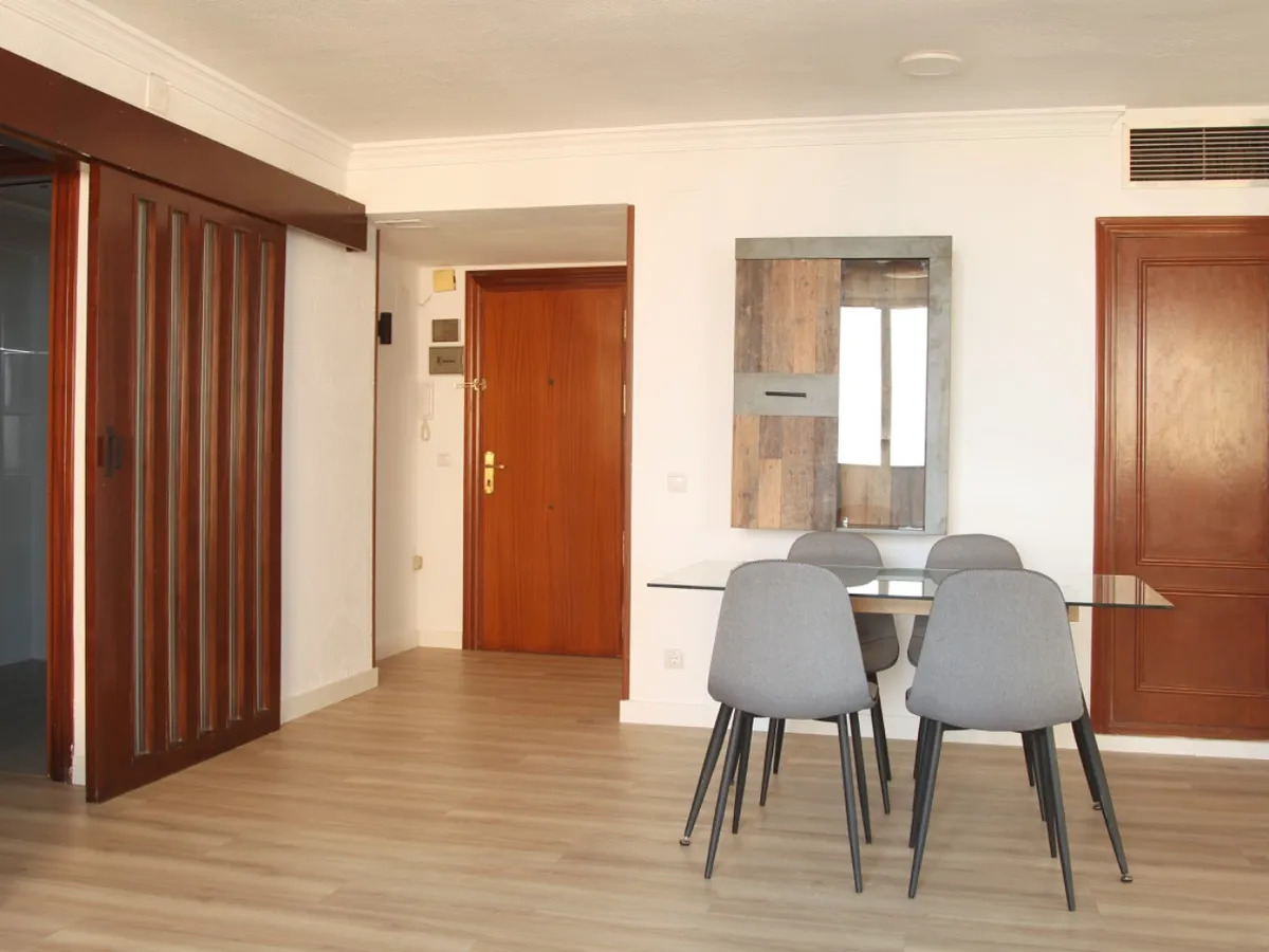 Longue saison. Bel appartement à louer sur la plage de la deuxième ligne avec vue sur la mer à Playamar (Torremolinos)