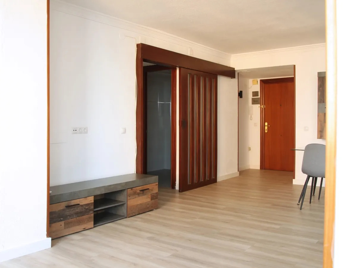 Longue saison. Bel appartement à louer sur la plage de la deuxième ligne avec vue sur la mer à Playamar (Torremolinos)