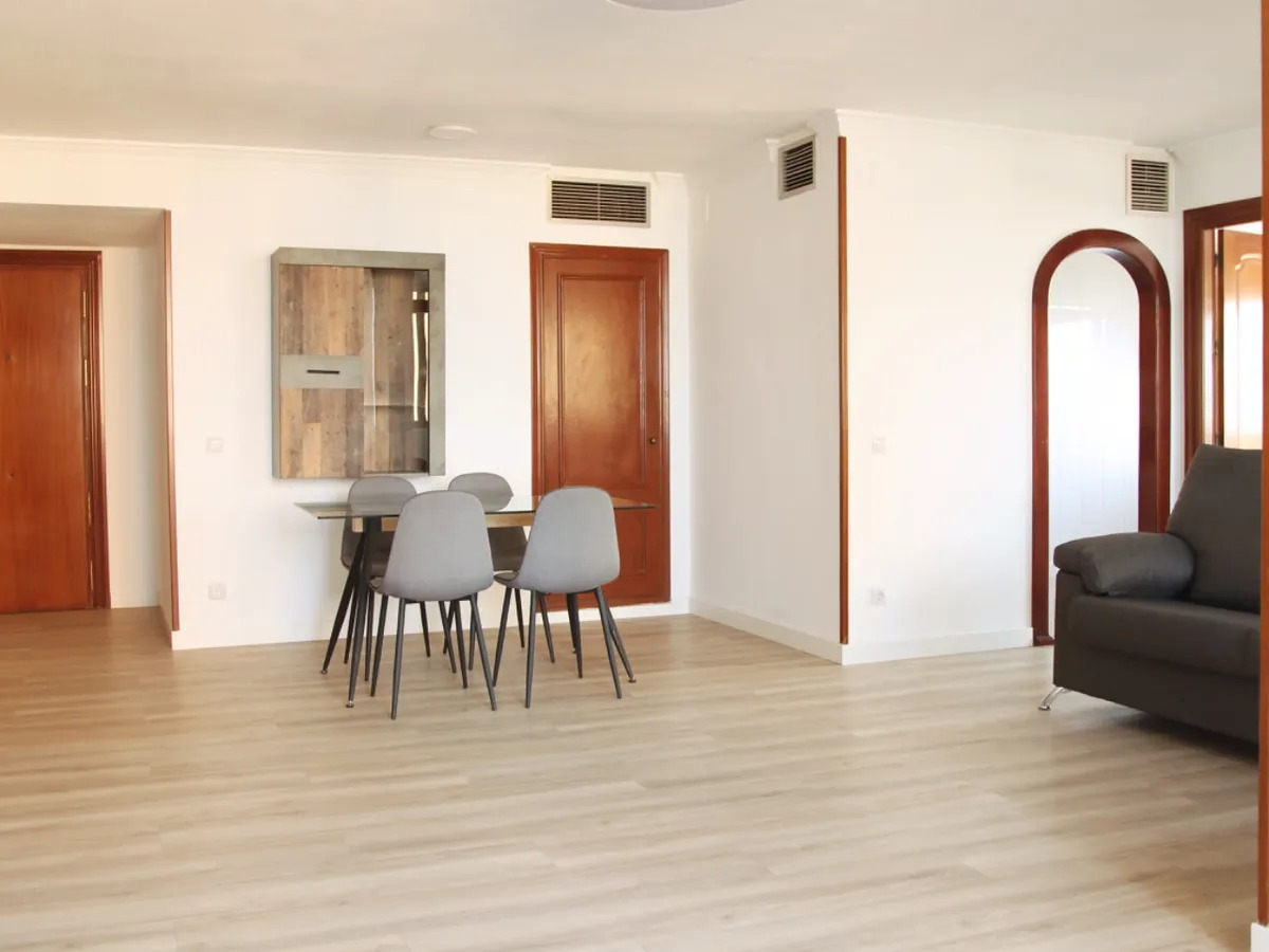 Longue saison. Bel appartement à louer sur la plage de la deuxième ligne avec vue sur la mer à Playamar (Torremolinos)