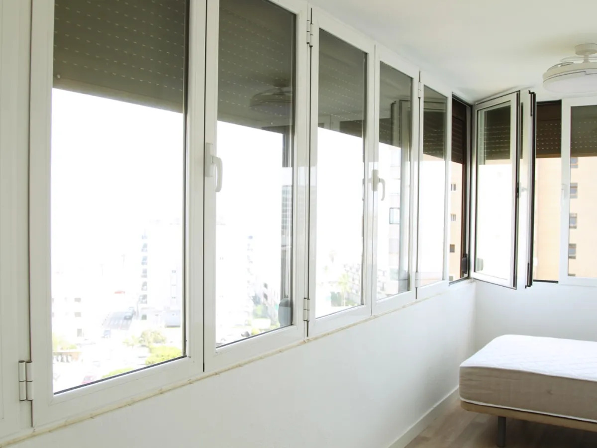 Longue saison. Bel appartement à louer sur la plage de la deuxième ligne avec vue sur la mer à Playamar (Torremolinos)