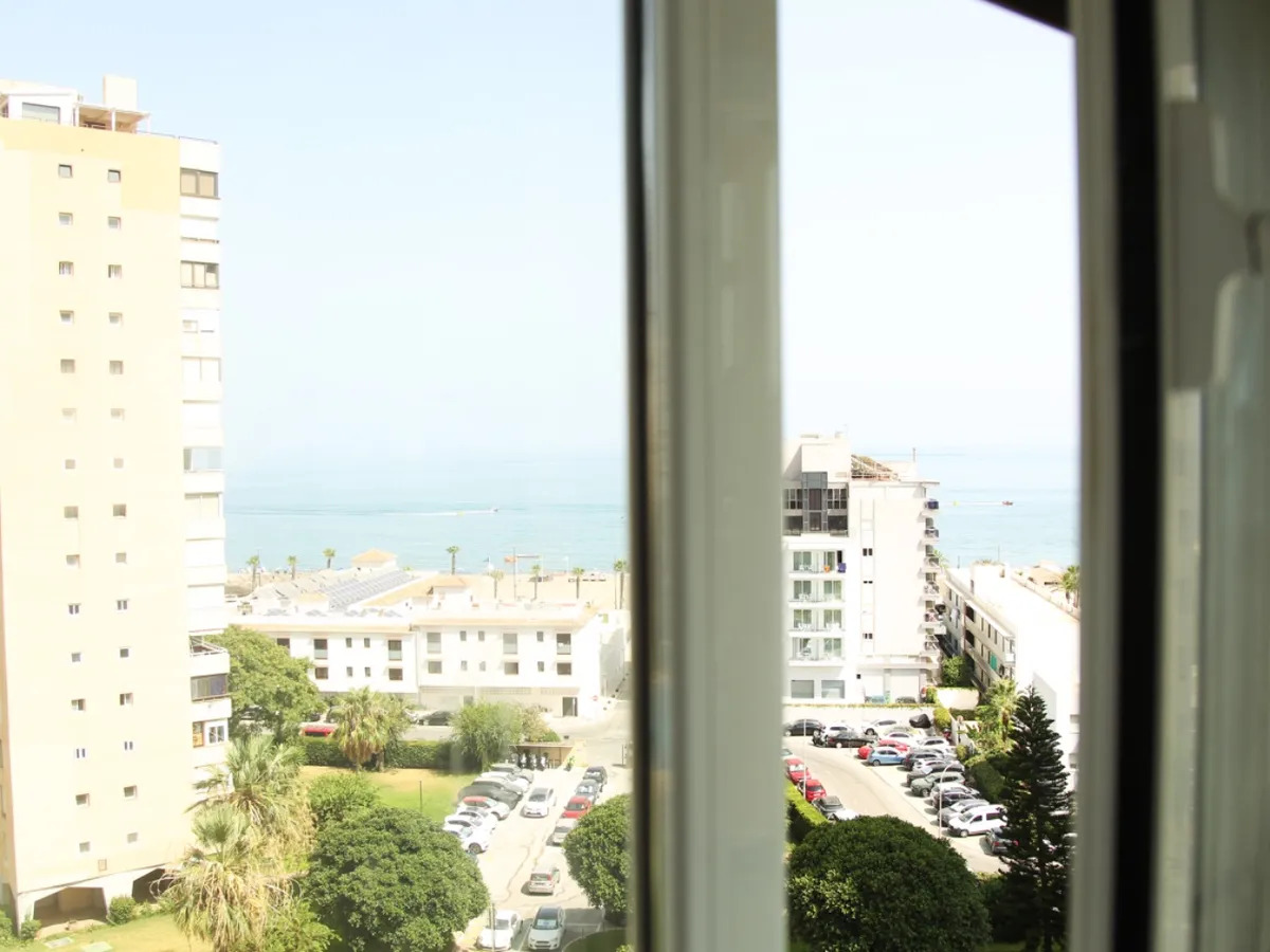 Longue saison. Bel appartement à louer sur la plage de la deuxième ligne avec vue sur la mer à Playamar (Torremolinos)