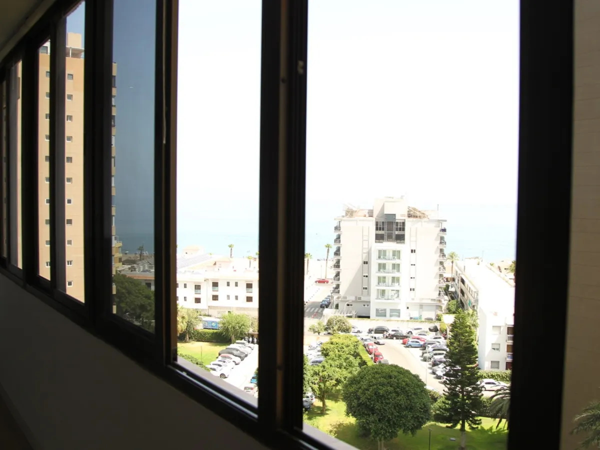 Longue saison. Bel appartement à louer sur la plage de la deuxième ligne avec vue sur la mer à Playamar (Torremolinos)