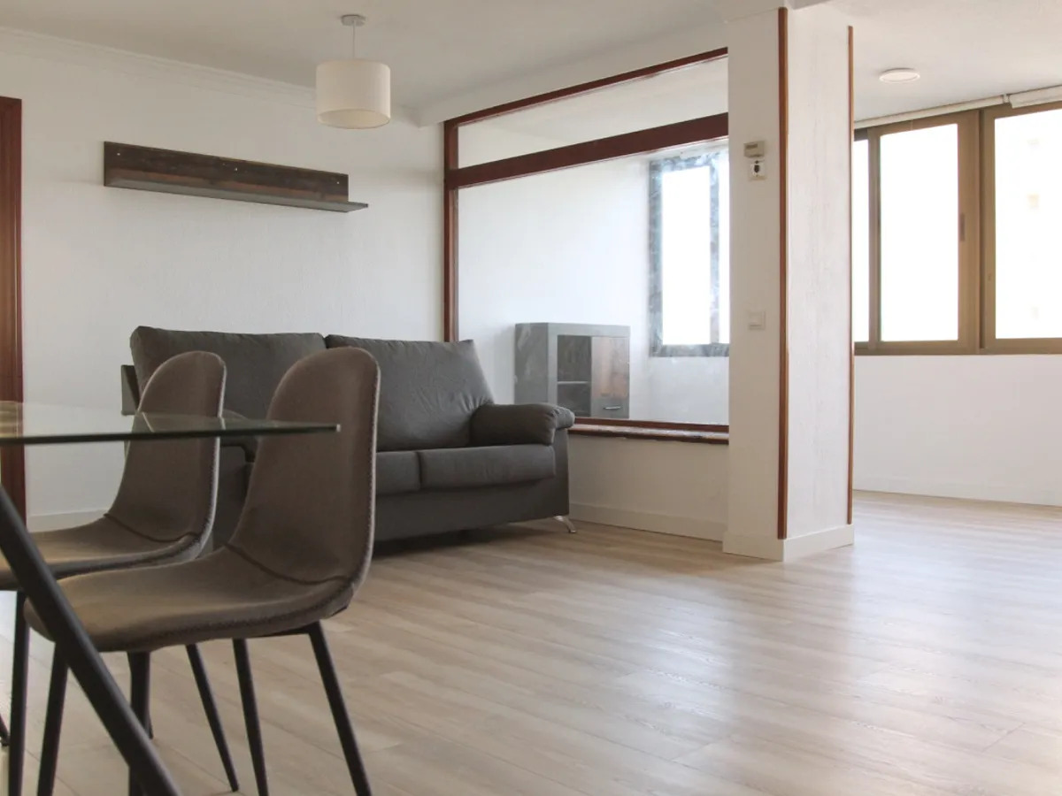 Longue saison. Bel appartement à louer sur la plage de la deuxième ligne avec vue sur la mer à Playamar (Torremolinos)