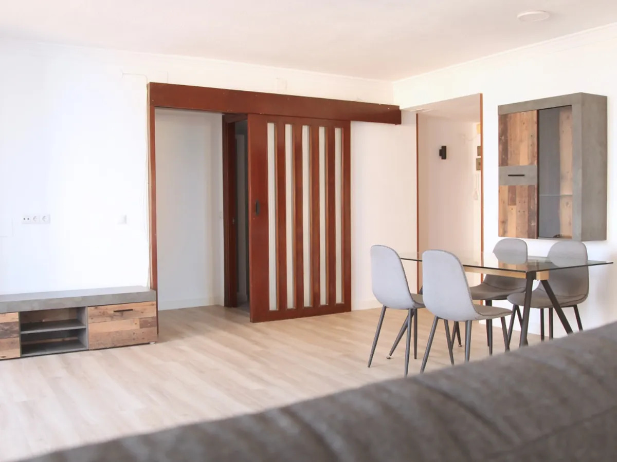 Longue saison. Bel appartement à louer sur la plage de la deuxième ligne avec vue sur la mer à Playamar (Torremolinos)