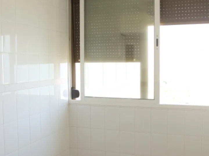 Longue saison. Bel appartement à louer sur la plage de la deuxième ligne avec vue sur la mer à Playamar (Torremolinos)