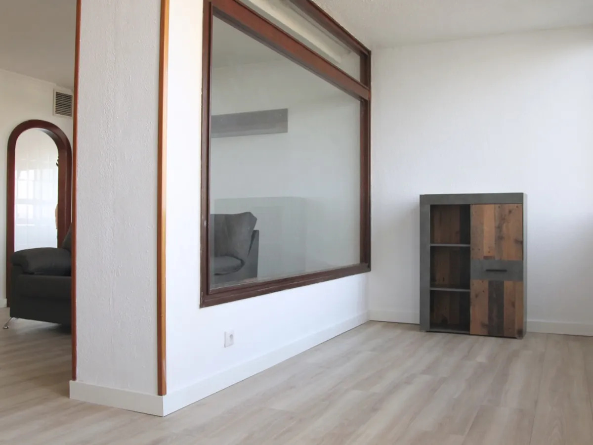 Longue saison. Bel appartement à louer sur la plage de la deuxième ligne avec vue sur la mer à Playamar (Torremolinos)