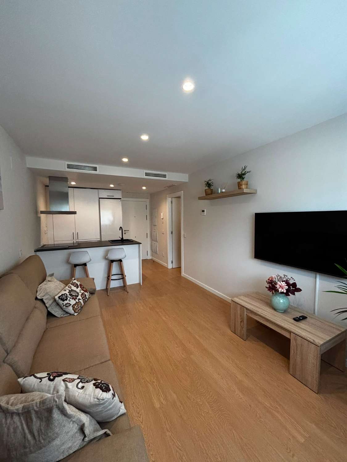 Media Temporada . Se alquila desde 1.2.27  hasta  11 meses bonito apartamento en zona Las Lagunas  (Mijas)