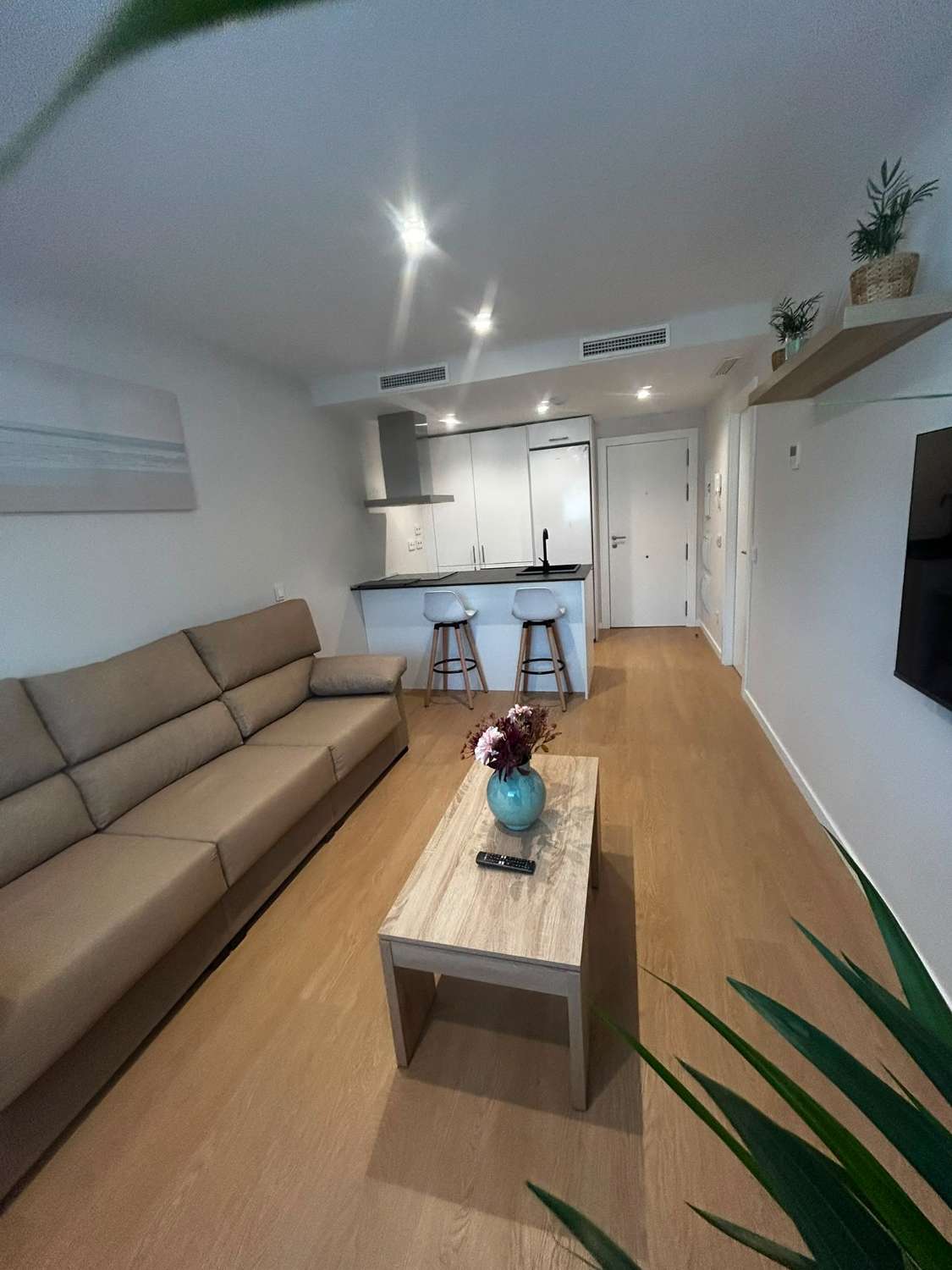 Media Temporada . Se alquila desde 1.2.27  hasta  11 meses bonito apartamento en zona Las Lagunas  (Mijas)