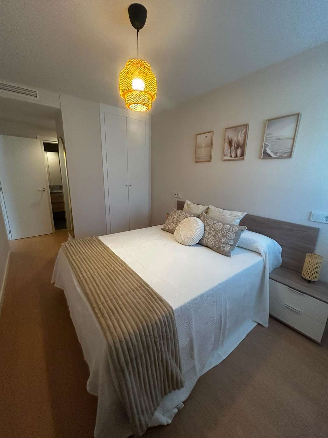 Media Temporada . Se alquila desde 1.2.27  hasta  11 meses bonito apartamento en zona Las Lagunas  (Mijas)