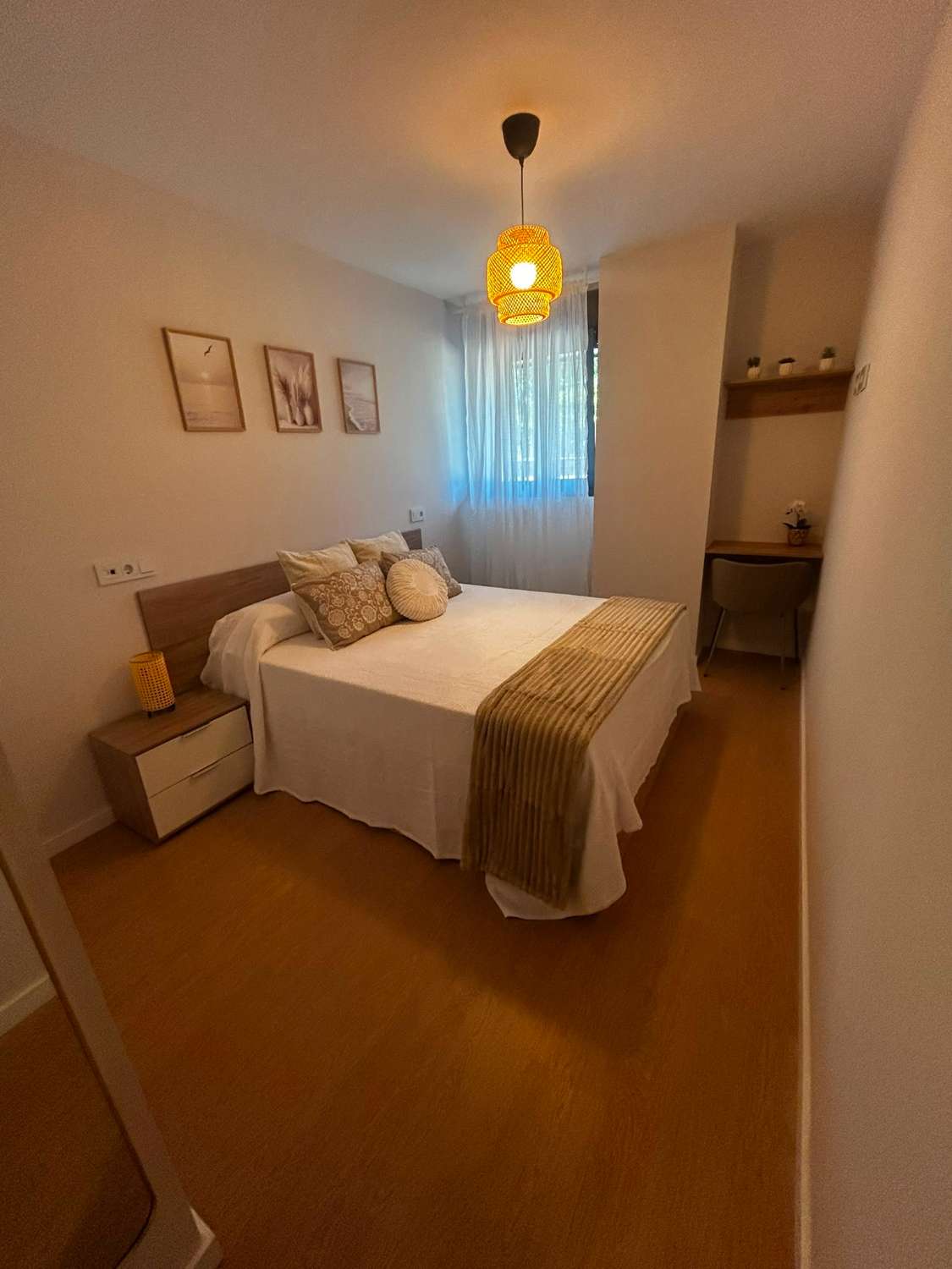 Media Temporada . Se alquila desde 1.2.27  hasta  11 meses bonito apartamento en zona Las Lagunas  (Mijas)