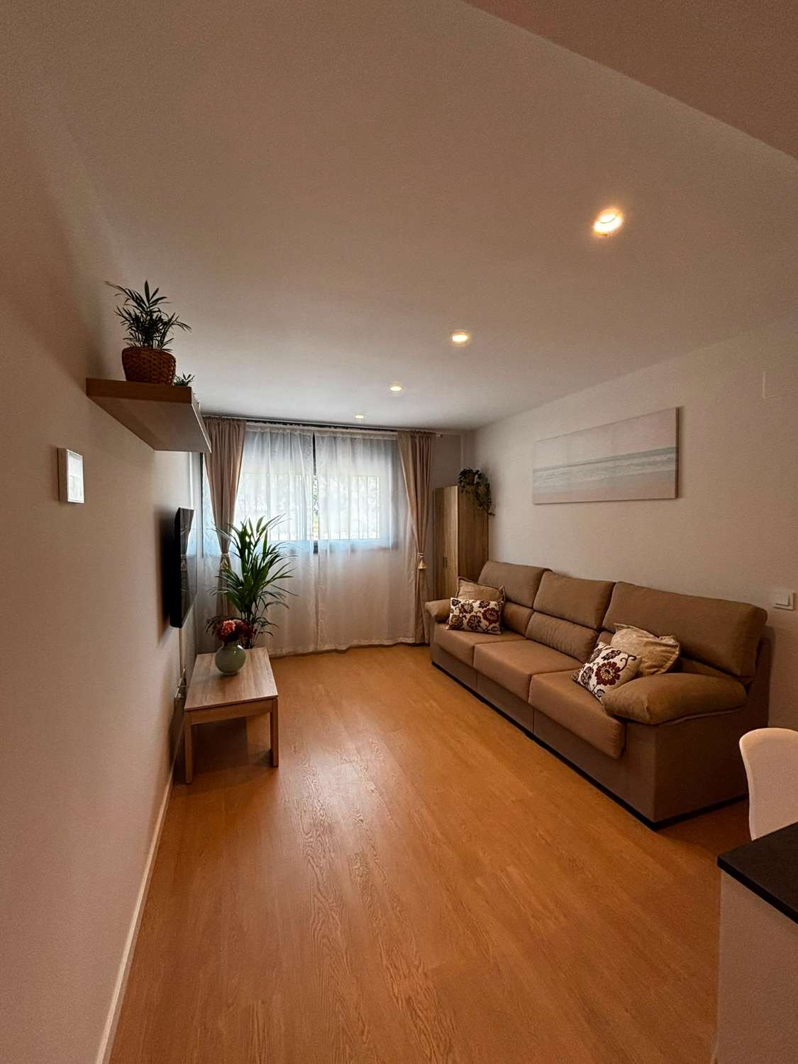 Media Temporada . Se alquila desde 1.2.27  hasta  11 meses bonito apartamento en zona Las Lagunas  (Mijas)