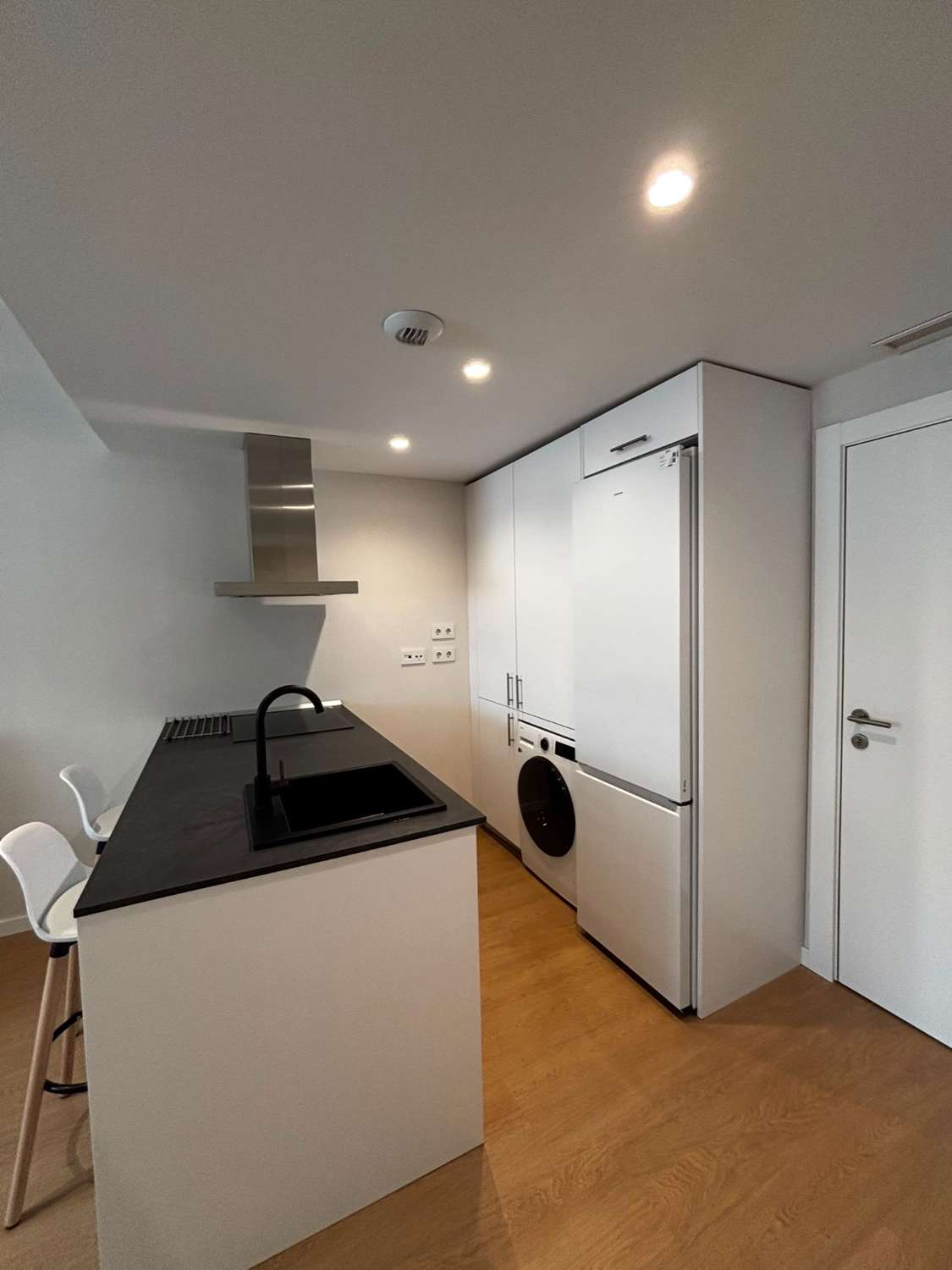 Media Temporada . Se alquila desde 1.2.27  hasta  11 meses bonito apartamento en zona Las Lagunas  (Mijas)