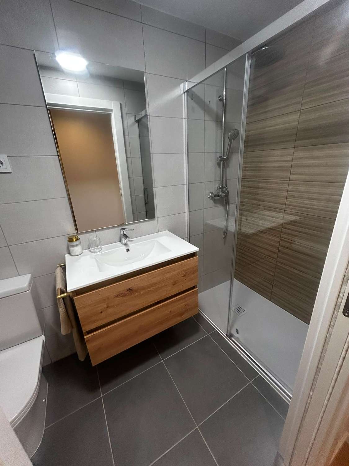 Media Temporada . Se alquila desde 1.2.27  hasta  11 meses bonito apartamento en zona Las Lagunas  (Mijas)
