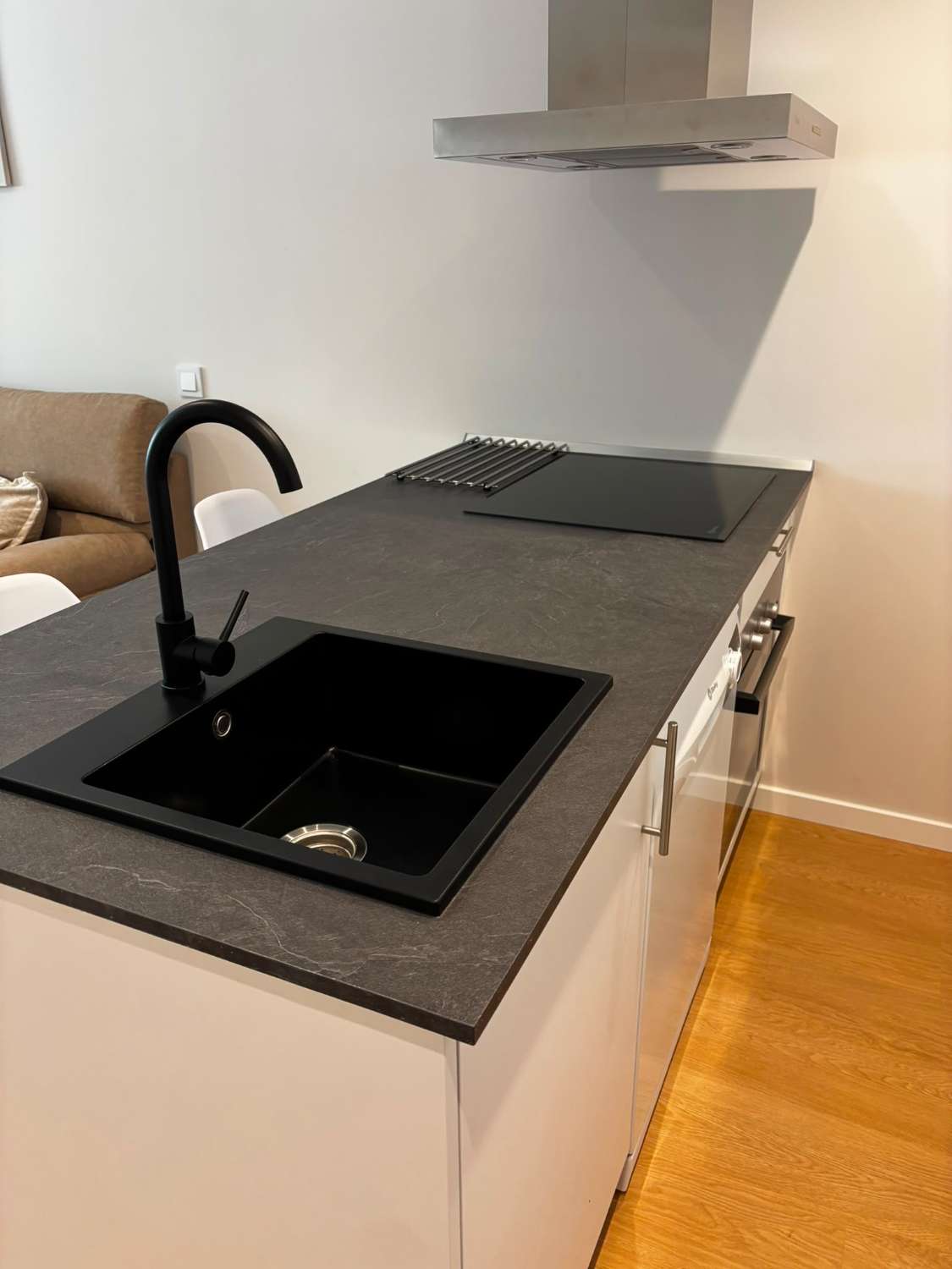 Media Temporada . Se alquila desde 1.2.27  hasta  11 meses bonito apartamento en zona Las Lagunas  (Mijas)