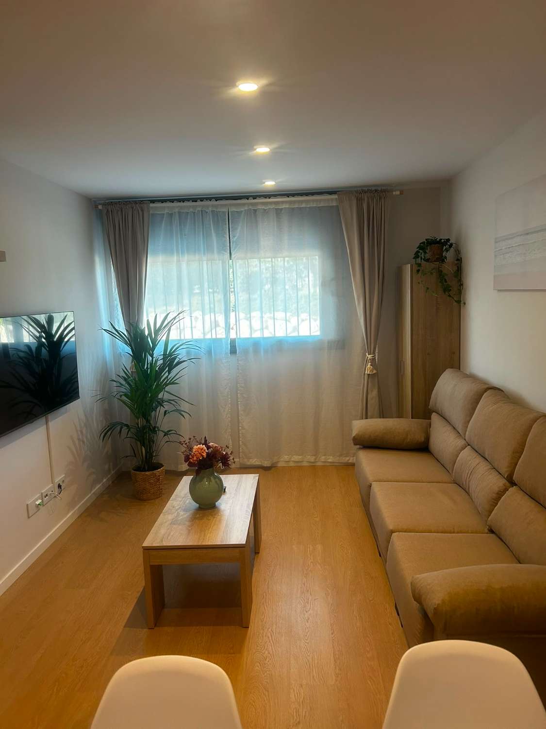 Media Temporada . Se alquila desde 1.2.27  hasta  11 meses bonito apartamento en zona Las Lagunas  (Mijas)
