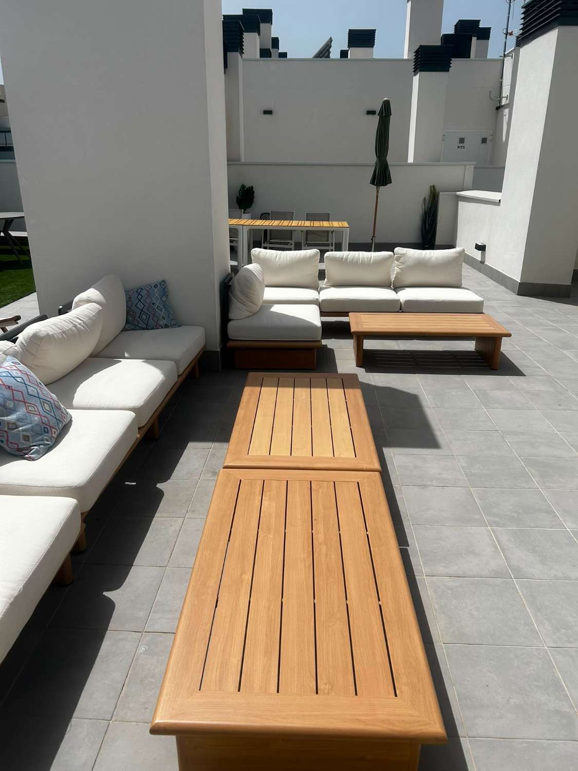 Media Temporada . Se alquila desde 1.2.27  hasta  11 meses bonito apartamento en zona Las Lagunas  (Mijas)