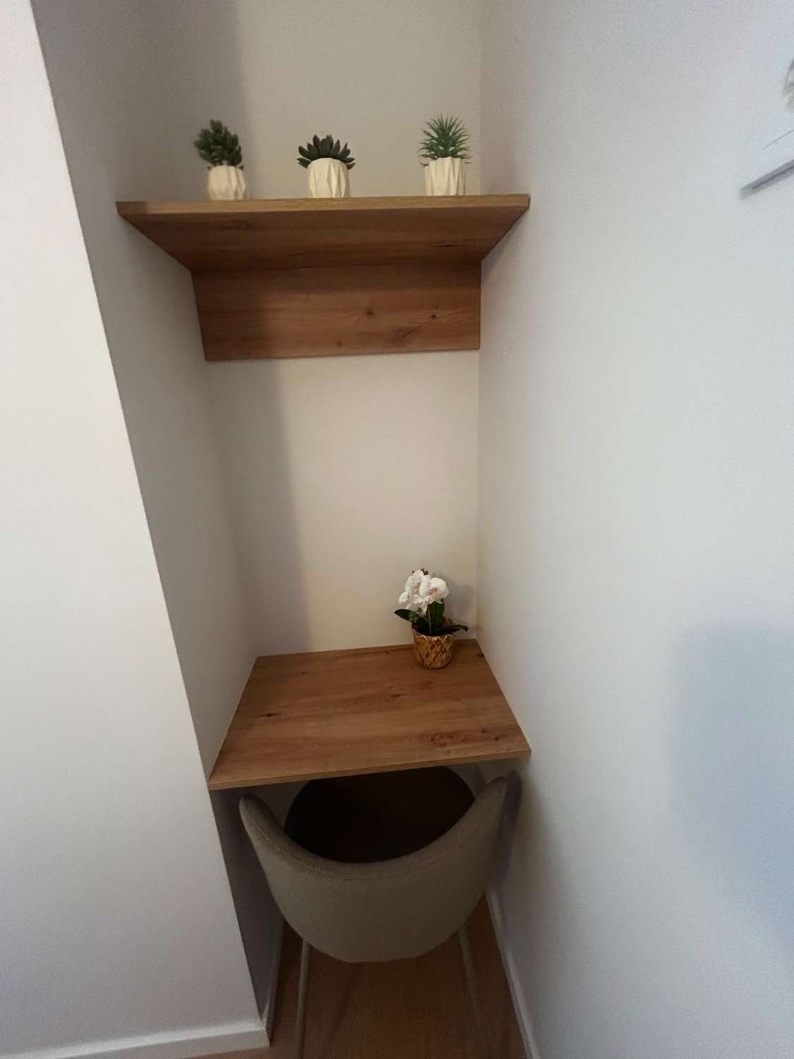Media Temporada . Se alquila desde 1.2.27  hasta  11 meses bonito apartamento en zona Las Lagunas  (Mijas)