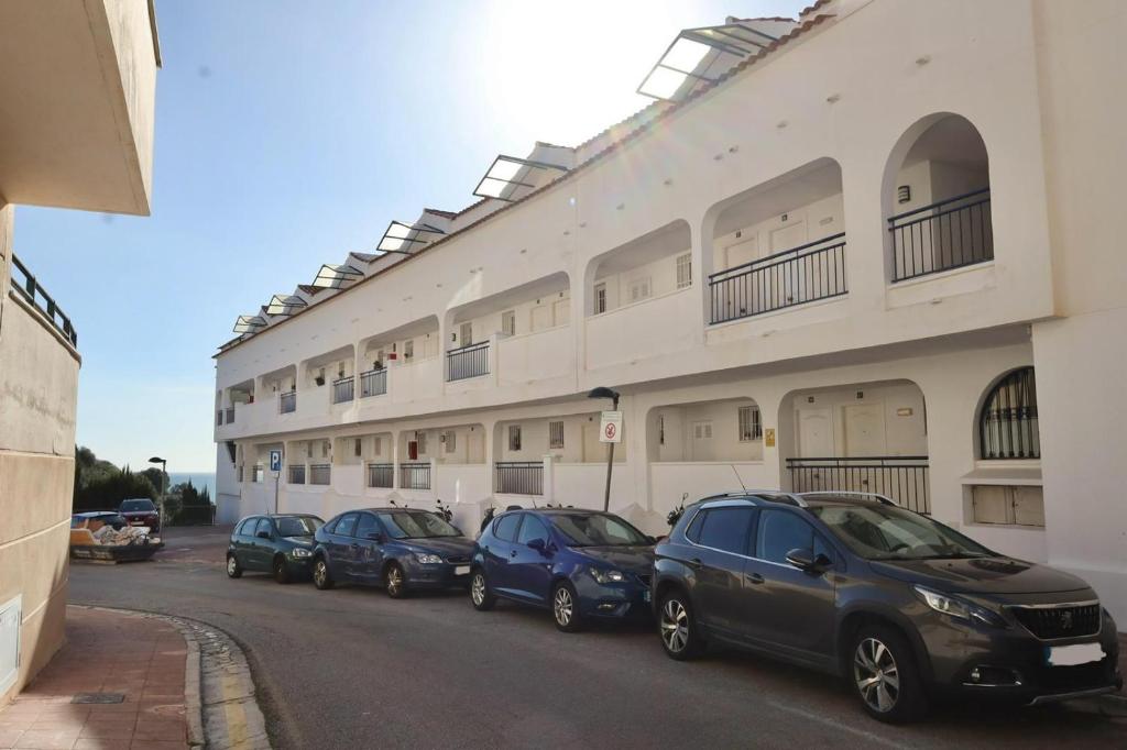 Media Temporada . Se allquila desde 1.10.26-30.4.27 bonito estudio  con vistas al  mar laterales en Benalmádena