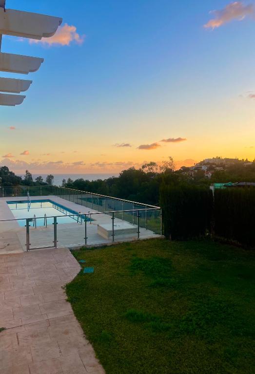 Media Temporada . Se allquila desde 1.10.26-30.4.27 bonito estudio  con vistas al  mar laterales en Benalmádena