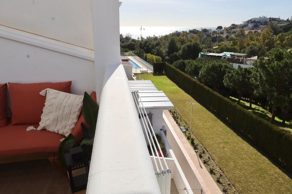Media Temporada . Se allquila desde 1.10.26-30.4.27 bonito estudio  con vistas al  mar laterales en Benalmádena