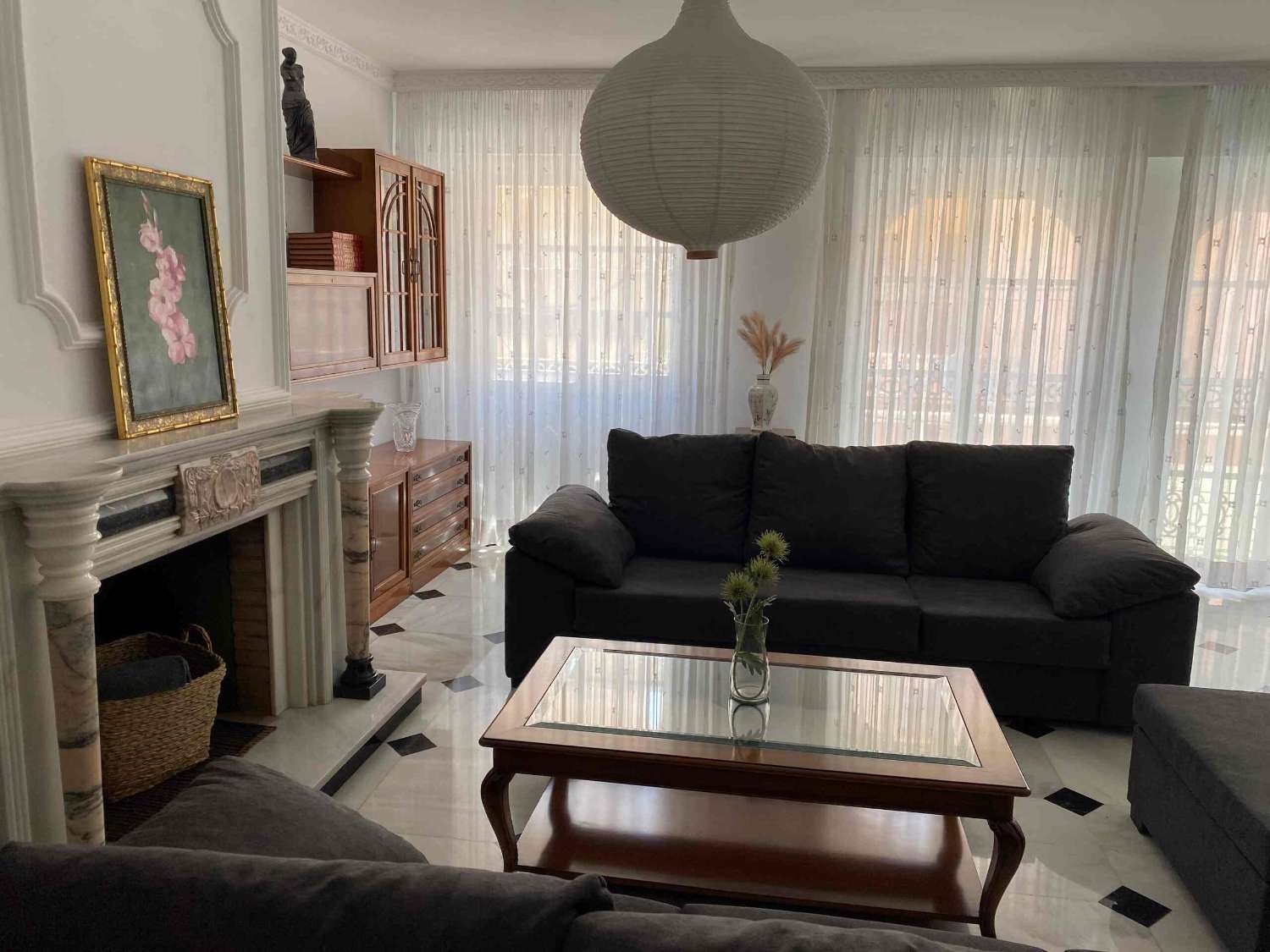 Media Temporada . Se alquila desde 1.9.26-30.6.27 gran piso en el centro de Fuengirola