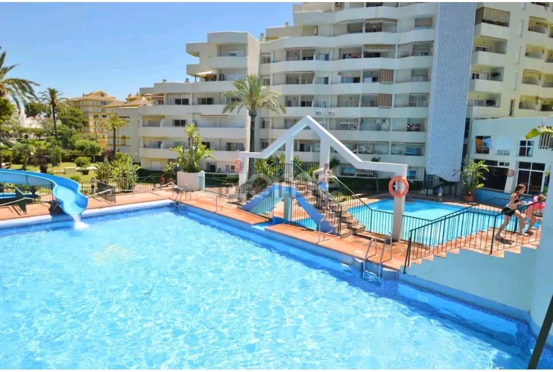 Media Temporada . Se alquila desde 1.10.26- 31.5.27  precioso Duplex von vistas laterales al mar  en 2ª linea de playa en Benalmadena.
