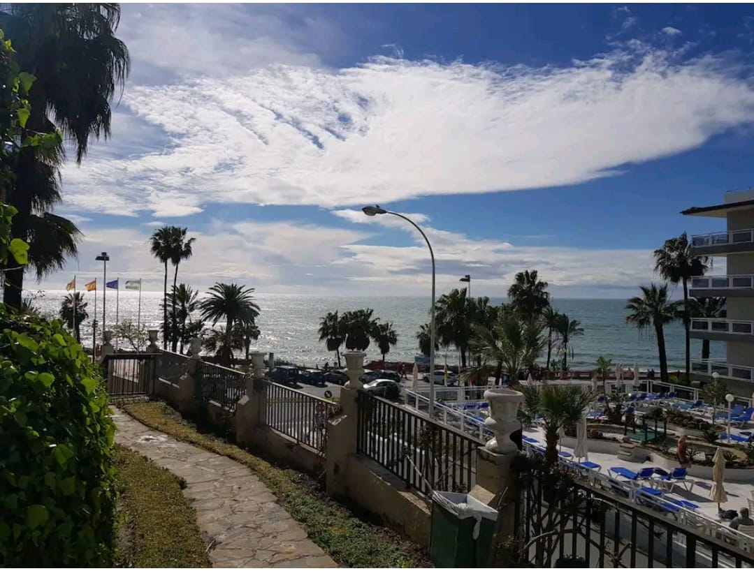 Media Temporada . Se alquila   desde 1.11.26-31.5.27  bonito apartamento con vistas al mar en 1ª linea de playa Benalmádena Costa