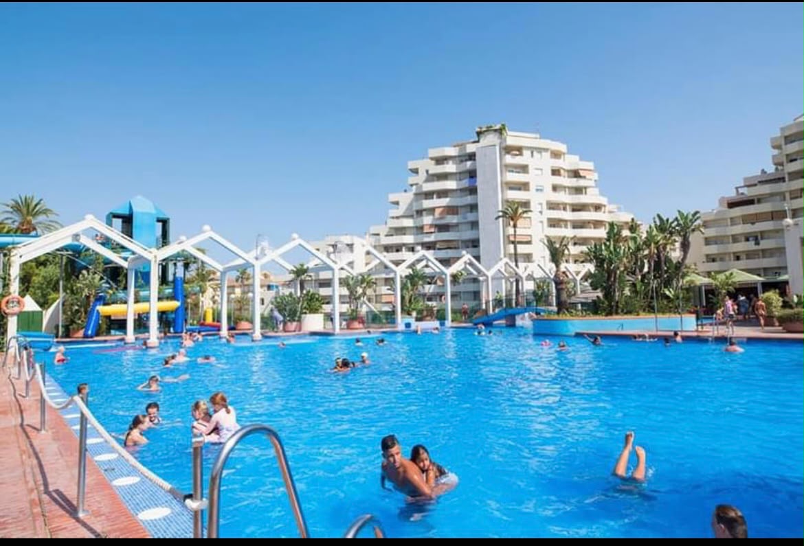 Media Temporada . Se alquila   desde 1.11.26-31.5.27  bonito apartamento con vistas al mar en 1ª linea de playa Benalmádena Costa