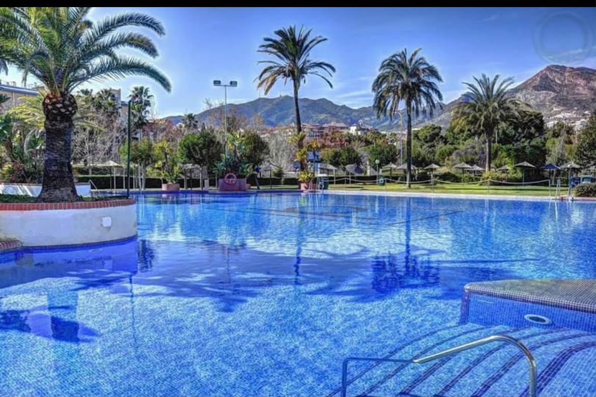 Media Temporada . Se alquila   desde 1.11.26-31.5.27  bonito apartamento con vistas al mar en 1ª linea de playa Benalmádena Costa