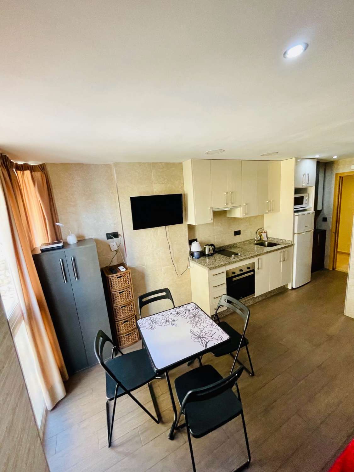 MEDIA TEMPORADA SE ALQUILA DESDE 1.10.26- 31.5. 27 BONITO APARTAMENTO A 100 METROS DE LA PLAYA EN BENALMADENA