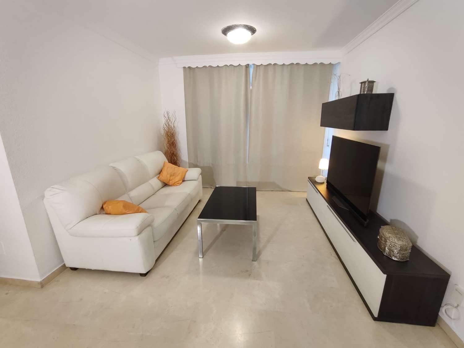 Se vende bonito piso  en zona Las Lagunas (Mijas)