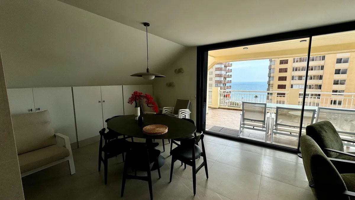 Praktfull, nyrenovert toppleilighet med havutsikt til salgs i Los Boliches-området (Fuengirola)