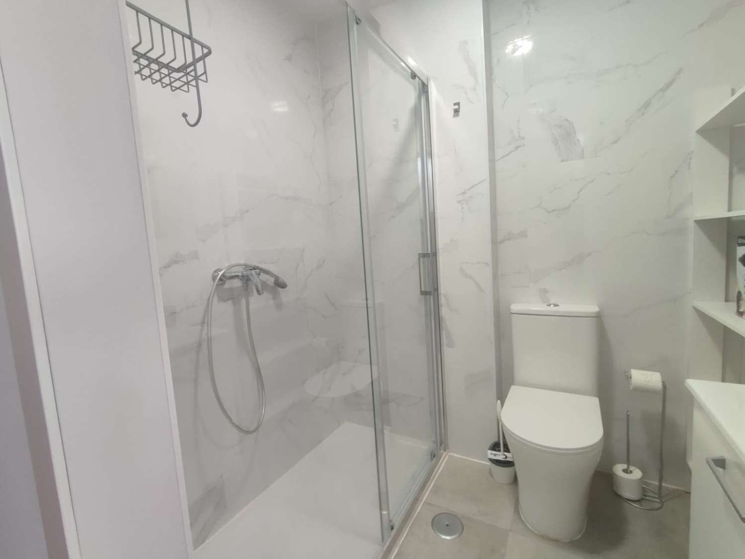MEDIA TEMPORADA. SE ALQUILA DESDE 1.10.27  POR 11 MESES  BONITO APARTAMENTO CON VISTAS AL MAR  EN EL CENTRO DE TORREMOLINOS