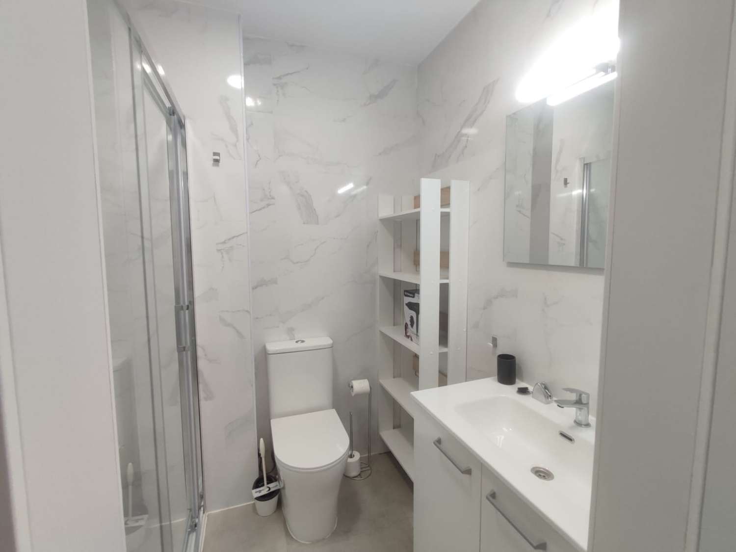 MEDIA TEMPORADA. SE ALQUILA DESDE 1.10.27  POR 11 MESES  BONITO APARTAMENTO CON VISTAS AL MAR  EN EL CENTRO DE TORREMOLINOS