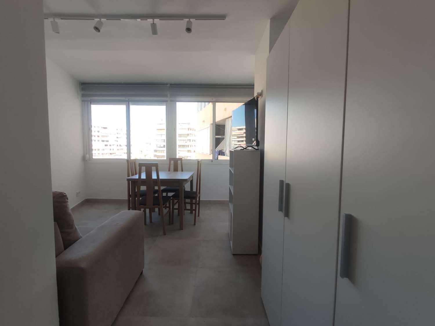 MEDIA TEMPORADA. SE ALQUILA DESDE 1.10.27  POR 11 MESES  BONITO APARTAMENTO CON VISTAS AL MAR  EN EL CENTRO DE TORREMOLINOS