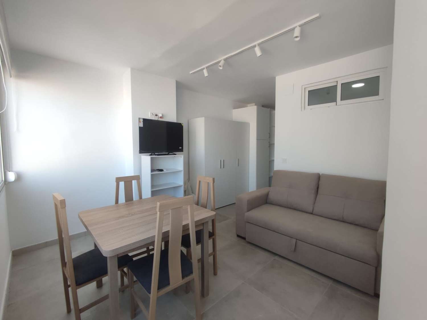 MEDIA TEMPORADA. SE ALQUILA DESDE 1.10.27  POR 11 MESES  BONITO APARTAMENTO CON VISTAS AL MAR  EN EL CENTRO DE TORREMOLINOS