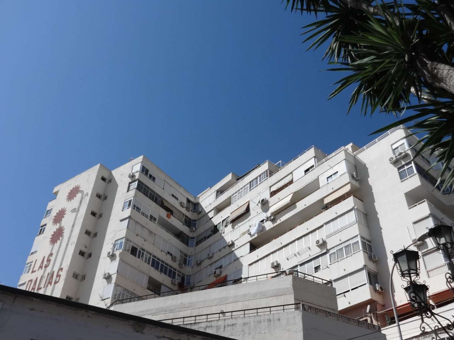 MEDIA TEMPORADA. SE ALQUILA DESDE 1.10.27  POR 11 MESES  BONITO APARTAMENTO CON VISTAS AL MAR  EN EL CENTRO DE TORREMOLINOS