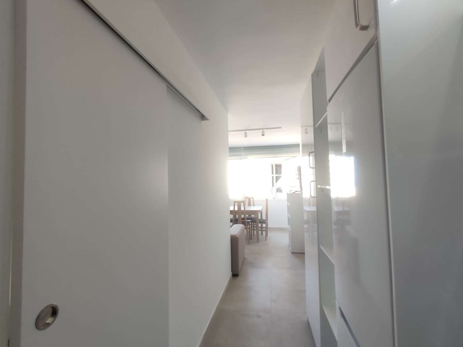 MEDIA TEMPORADA. SE ALQUILA DESDE 1.10.27  POR 11 MESES  BONITO APARTAMENTO CON VISTAS AL MAR  EN EL CENTRO DE TORREMOLINOS